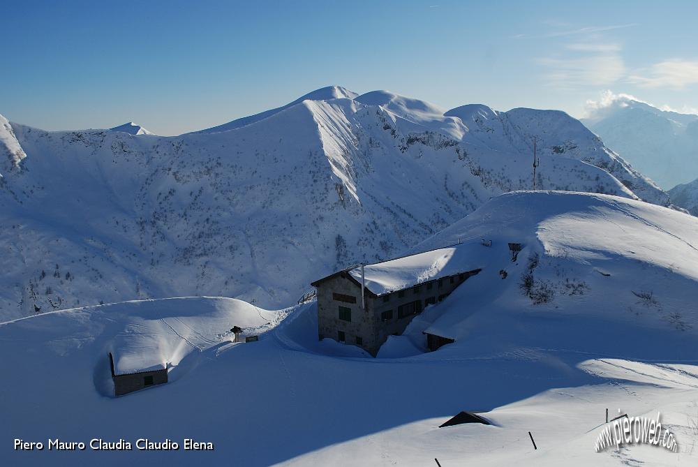 57...siamo al Rif. S.Rita semisommerso dalla neve.jpg